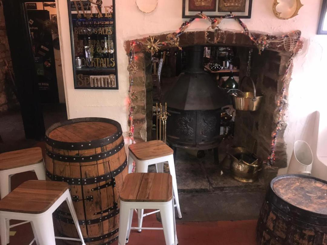 The Crown Inn Lea エクステリア 写真